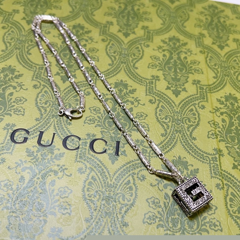 G*u*i necklaces